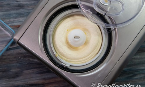 Kör glassmeten i en glassmaskin. Tillsätt 1 dl lemoncurd när glassen nästan är klar. 
