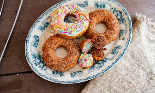 Hemgjorda glutenfria munkar eller doughnuts på fat