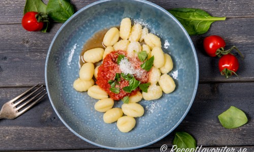 Färsk gnocchi med tomatsås, färsk basilika och parmesan - enkel och god vegetarisk vardagsmat. 