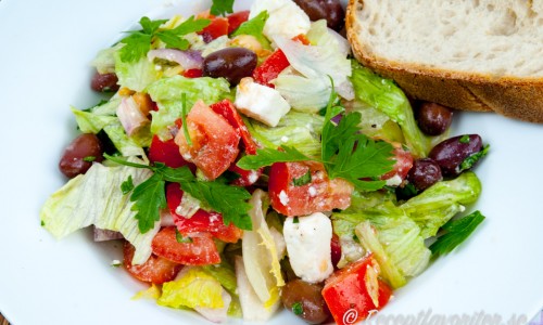 Grekisk sallad med fetaost, kalamata-oliver, isbergssallad, rödlök, tomat, gurka samt färsk oregano och persilja. 