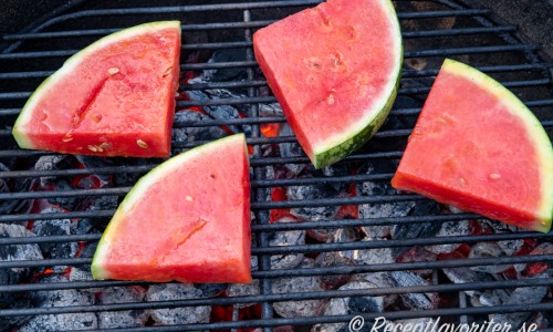 Bitar av vattenmelon med skalet kvar som grillas på utegrill