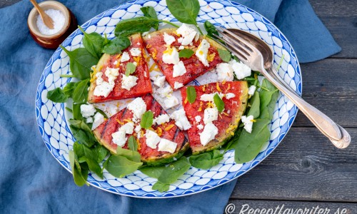 Grillad vattenmelon toppad med fetaost på fat