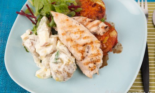 Grillad eller stekt kycklingfilé med potatis- och äppelsallad