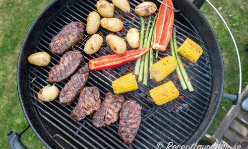 Kött och grönsaker får först yta på varmare grill