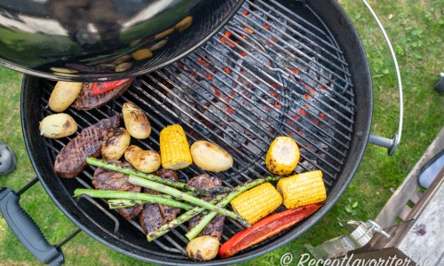 Sänk sedan värmen och dra kött och grönsaker åt sidan för att grilla klart på lägre värme. 
