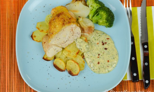 Grillat majskycklingbröst med chilibearnaise, grillad knipplök, rostad skivad potatis och kokt broccoli. 