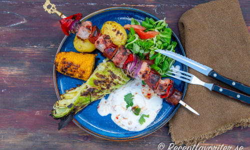 Grillspett med fläskfilé, korv som chorizo, rödlök och paprika är enkelt, gott och festligt. 