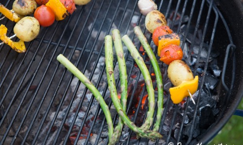 Passa på att grilla grön fin sparris när du grillar grönsaksspetten. 