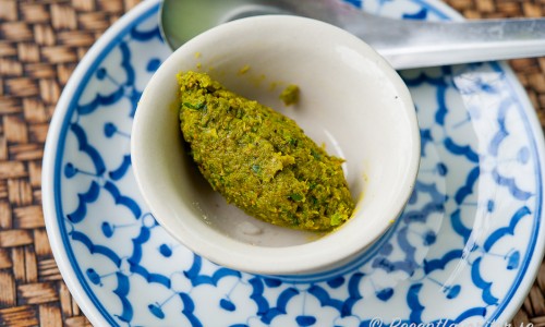 Hemgjord grön currypasta i skål