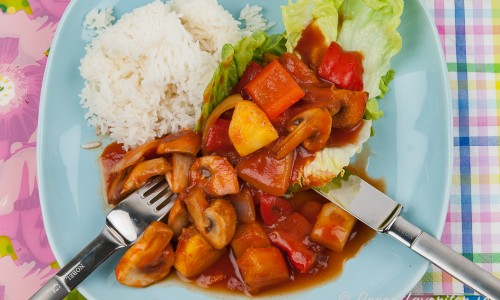 Grönsaker i sötsursås med ris och sallad. 