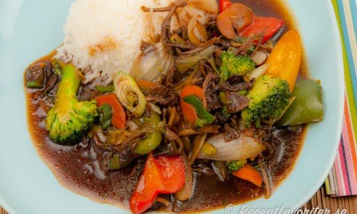 Grönsakswok med svamp och ris