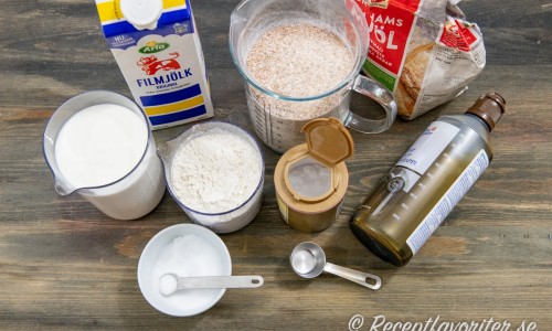 Ingredienser till brödet: filmjölk, salt, vetemjöl, grahamsmjöl, bakpulver och sirap. 