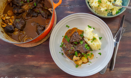 Ett mustig köttgryta på oxkind som blir mör och smakrik kokt med rödvin, örter och grönsaker. 