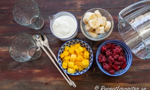 Till smoothien behöver du vaniljyoghurt, mango, banan och hallon. 