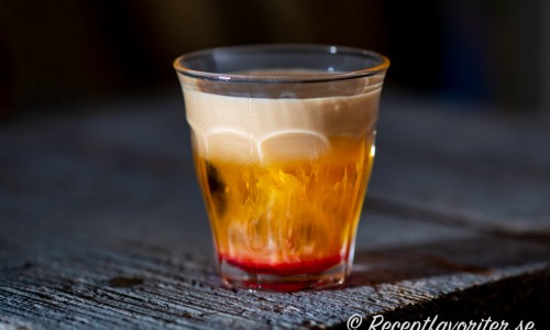 Halloweenshot med röd grenadin, Licor 43 och gräddlikör i lager i shotglas. 