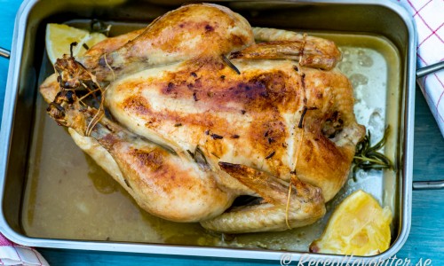 Hel kyckling i ugn - stek den hel eller stycka den i delar så går det snabbare.