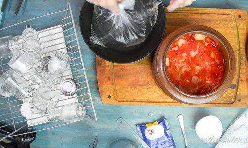 Chilin jäser du i ett krus med lock. Lägg ex. en plastpåse med vatten som tynger ner chilin under ytan under jäsningen. 