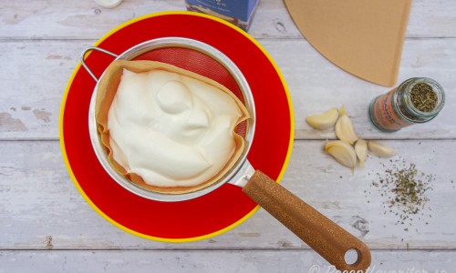 Färskosten är enkel att göra - låt yoghurt eller fil rinna av några timmar i ett kaffefilter. 