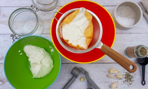 Fil eller yoghurt får rinna av minst 4 timmar men gärna över natten i kylen. 