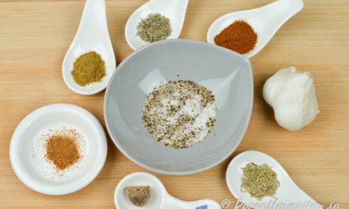 Kryddor och ingredienser till grillkrydda
