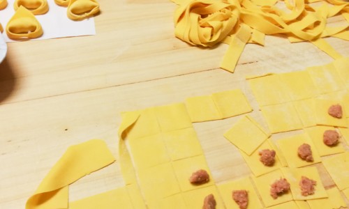 Kavla ut pastadegen med en pastamaskin eller kavel på trä-bakbord med lite mjöl och skär till önskad pasta (och fyll ev. till tortellonis). 