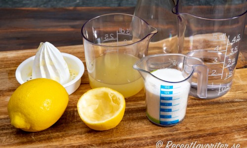Ingredienser till hemgjord sour-mix är citronsaft, socker och vatten. 