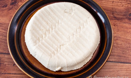 Ta försiktigt bort ostduk eller silduken och vänd upp tofun på en tallrik. Nu är den redo att ätas. 