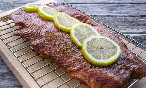 Servera den rökta laxen eller fisken med citronskivor och lägg över på en skärbräda eller fat. 