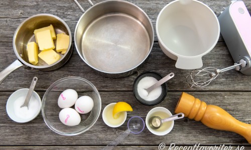 Ingredienser till hollandaisesåsen: salt, smör, ägg, citron, vitt vin, socker samt vitpeppar.  