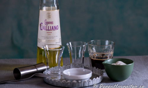 Till hot shot behöver du Galliano, cl mått, shot glas, bryggkaffe eller espresso samt lättvispad grädde. 