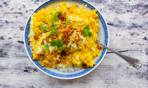Indiskt ris med gurkmeja, kanel och färsk koriander i skål
