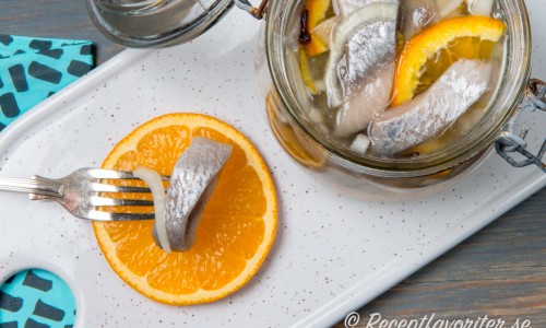 Smaksätt sillen med apelsin och lime. Blir riktigt gott ihop. 