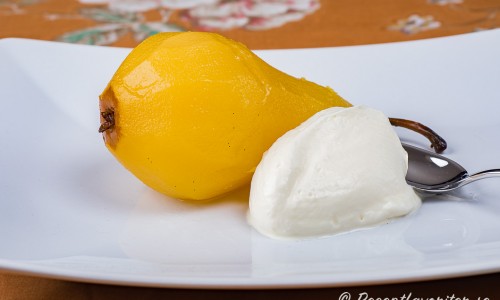 Ett päron serverat med en klick vispad grädde - enkelt och gott som dessert. 