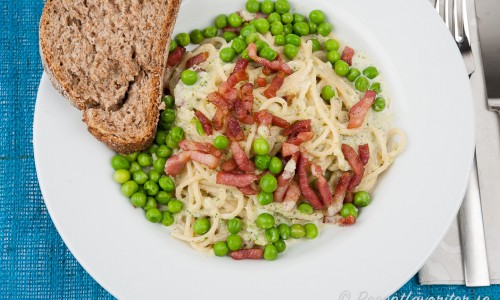 Italian Green Spagetti med bacon och ärtor i broccolisås