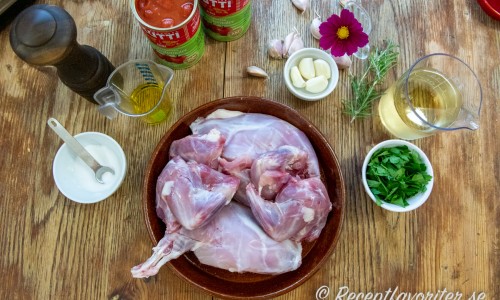 Ingredienser till kaningrytan: salt, peppar, olivolja, kaninkött i delar - kaninvingar och kaninklubba; hela cocktailtomater på burk, vitlök, rosmarin, vitt vin och persilja. 