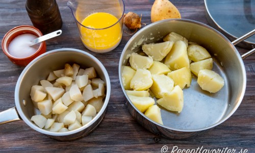 Kokta jordärtskockor och potatis i bitar blandad och mosas med smält smör och mjölk. 