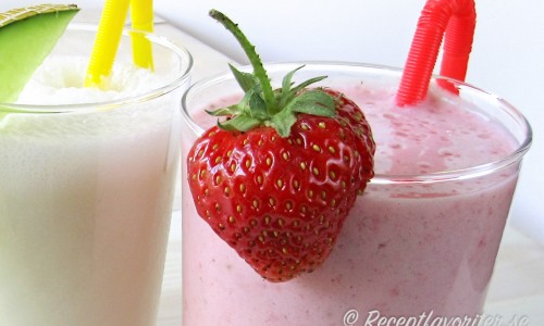 Jordgubbsmilkshake med färska jordgubbar, vaniljglass, mjölk och lite socker.