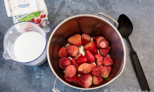 Du behöver frysta eller färska jordgubbar samt syltsocker och lite vatten. 