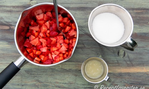 Tärnade jordgubbar och vattenmelon kokas ihop med syltsocker och limesaft. 
