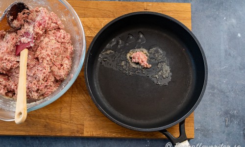 Stek ett smakprov och krydda ev. med mer salt, kryddpeppar eller vitpeppar. 