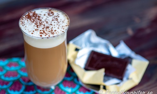 Kaffe Karlsson serverad med en bit choklad