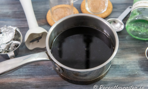 Tillsätt varmt kaffe och rör eller mixa med stavmixer tills chokladen löst upp sig. 