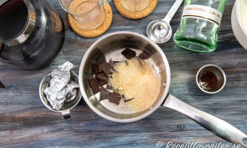 Bryt choklad i bitar och lägg med sockret i en kastrull. 