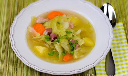 Kålsoppa med vitkål, potatis och morot kan lagas med eller utan kött i. 
