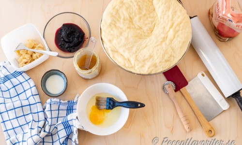 Förbered först en sats Karlsbaderdeg. Vidare behöver du mandelmassa mosad med mjölk, syt och/eller äppelmos samt ägg till pensling. 