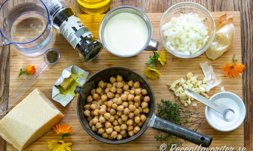 Ingredienser till soppan med kikärter, vitlök, lök, grönsaksbuljong, vatten, grädde, salt och timjan samt parmesan 