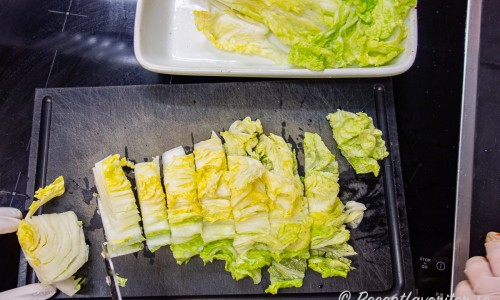 Enklast till mindre mängd kimchi är att hacka den innan du blandar med kryddblandningen. 