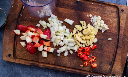 Förbered kryddblandningen av hackat äpple, gul lök, ingefära, chili och vitlök. 