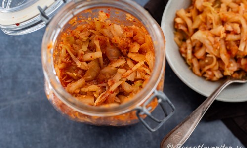 Gör egen god och billig kimchi med svensk vitkål. 