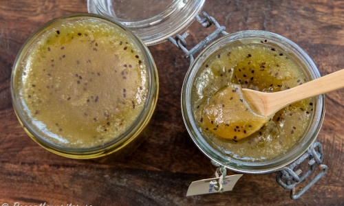 Kiwimarmelad är enkelt och gott att koka ihop med syltsocker. 